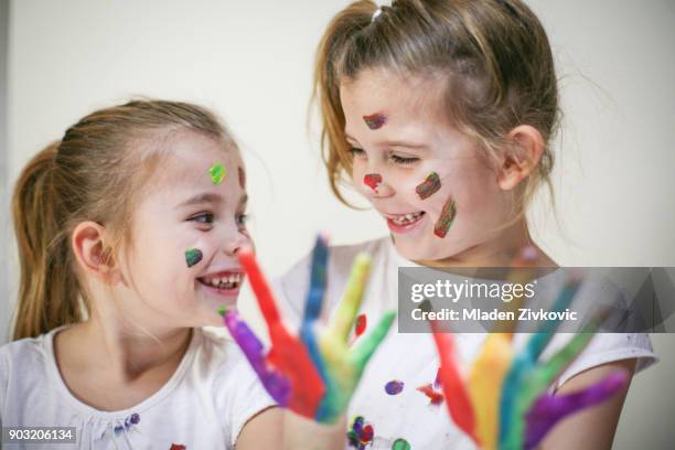 leende och glad. - 4 girls finger painting bildbanksfoton och bilder