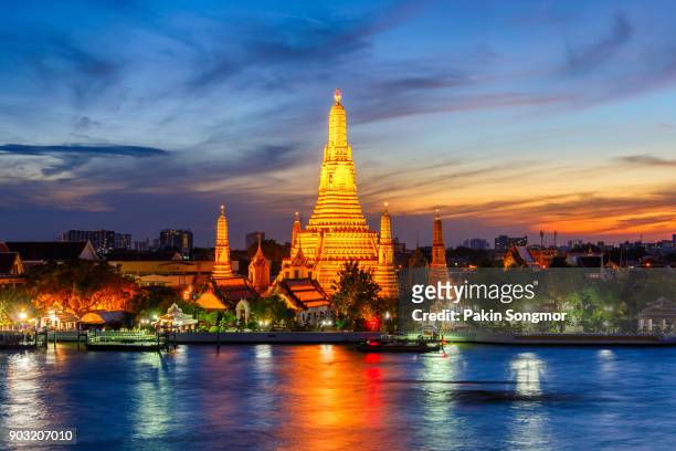 wat arun buddhist religious places in twilight time - grand palace bangkok stock pictures, royalty-free photos & images
