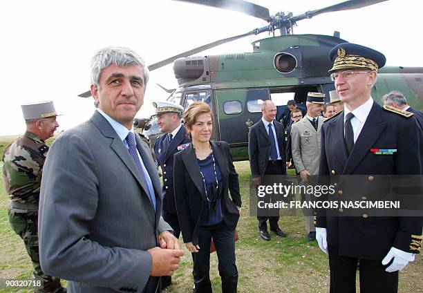 Le ministre de la Défense Hervé Morin et Chantal Jouanno, , secrétaire d'Etat chargée de l'Ecologie, arrivent au camp militaire de Sissonne dans le...