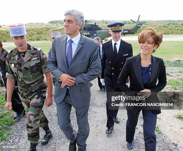 Le ministre de la Défense Hervé Morin et Chantal Jouanno, , secrétaire d'Etat chargée de l'Ecologie, arrivent au camp militaire de Sissonne dans le...