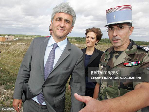 Le ministre de la Défense Hervé Morin et Chantal Jouanno, , secrétaire d'Etat chargée de l'Ecologie, visitent le camp militaire de Sissonne dans le...