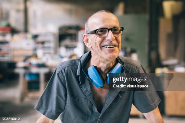 lächelnden arbeiter - blue collar portrait stock-fotos und bilder