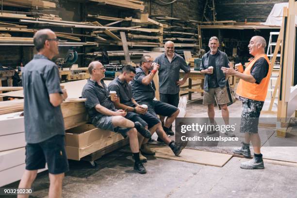 zeit für eine kaffeepause - laborer stock-fotos und bilder