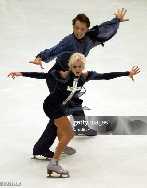 Le couple de patineurs russes, Pasha Grishuk et Evgeny Platov dansent, le 16 janvier sur la patinoire de Milan, lors dun programme de danse libre,...