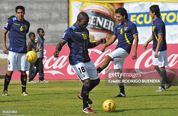 Ecuadorean footballers Cristian Noboa, Neicer Reasco, Paul Ambrossi and Pablo Palacios take part in a training session on September 3, 2009 in Quito....