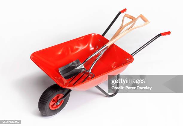 wheelbarrow with fork and spade on white background - carrinho de mão equipamento de jardinagem - fotografias e filmes do acervo