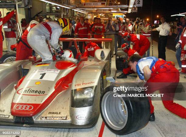 Les mécaniciens de l'équipe Audi effectuent un changement de pneumatiques sur l'Audi n·1 dans la nuit du 15 au 16 juin 2002 au circuit Bugatti du...