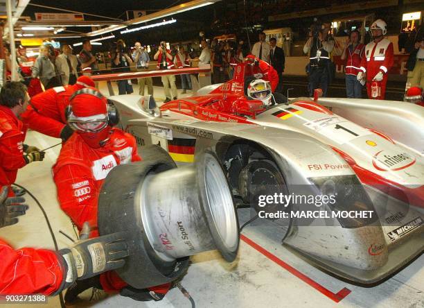 Les mécaniciens de l'équipe Audi effectuent un changement de pneumatiques sur l'Audi n·1 dans la nuit du 15 au 16 juin 2002 au circuit Bugatti du...