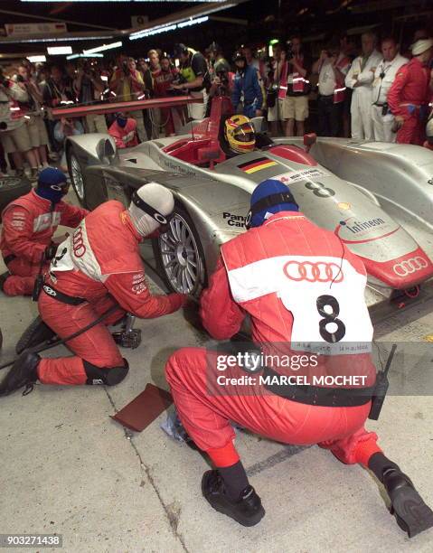 Les mécaniciens s'affairent autour de l'Audi n·8 pilotée par les francais Emmanuel Pirro, Franck Biela et le Danois Tom Kristensen, dans la nuit du...