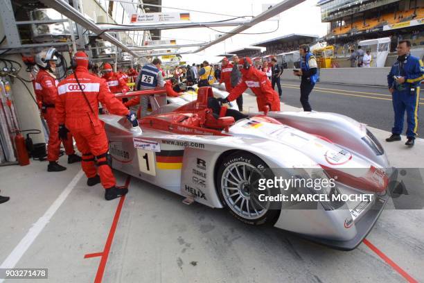 Des mécaniciens s'affairent 12 Juin 2002 au Mans autour de l'Audi pilotée par le Français Franck Biela, l'Allemand Tom Kristensen et le Danois...