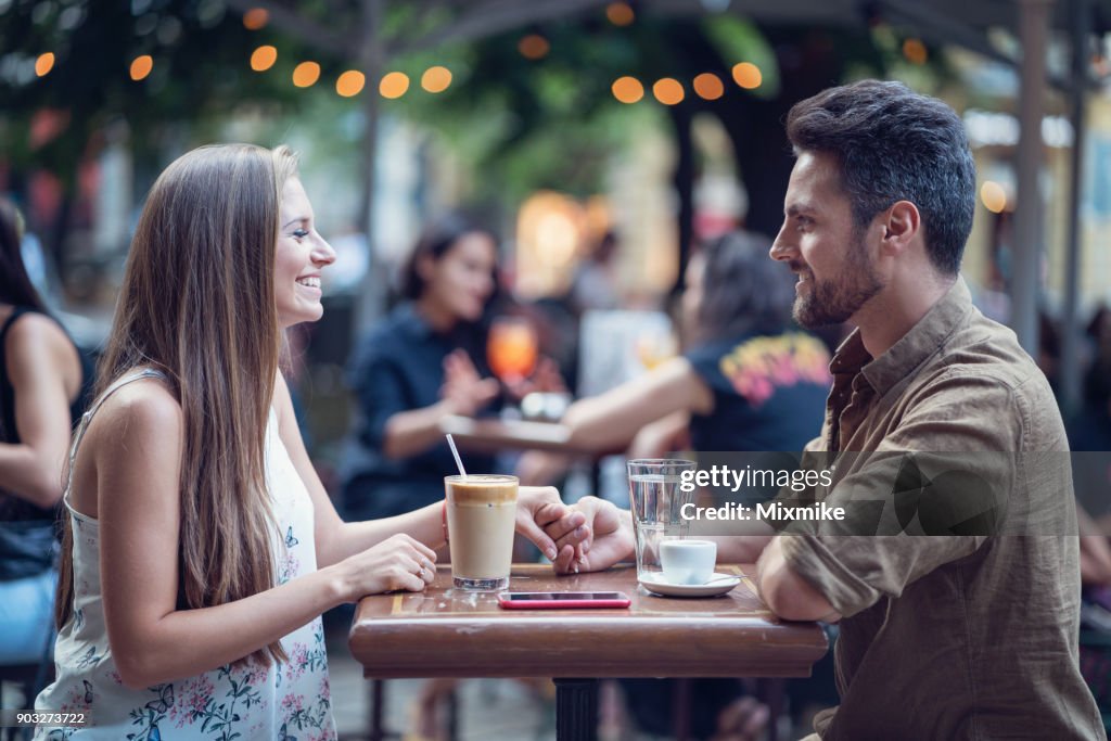 Schöne glückliche Paar Partnersuche im Freien in einem café