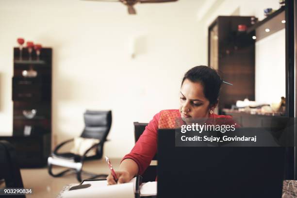disponibilidad de la mujer que trabaja en casa - espacio de trabajo virtual compartido fotografías e imágenes de stock