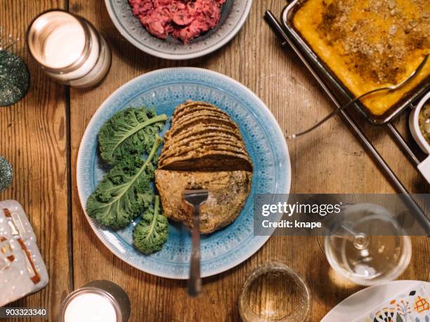 vegane steak weihnachtsschinken seitan - fleischersatz stock-fotos und bilder