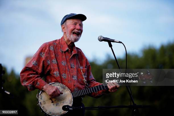 Musician Pete Seeger the 2009 Dorothy and Lillian Gish Prize award recipient performs during the 2009 Dorothy and Lillian Gish Prize special outdoor...