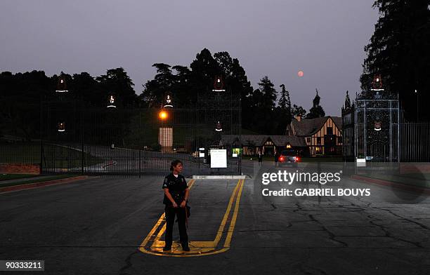 Police officer waits for the Jackson family to arrive for the burial ceremony of US pop icon Michael Jackson at Glendale Forest Lawn Memorial Park in...