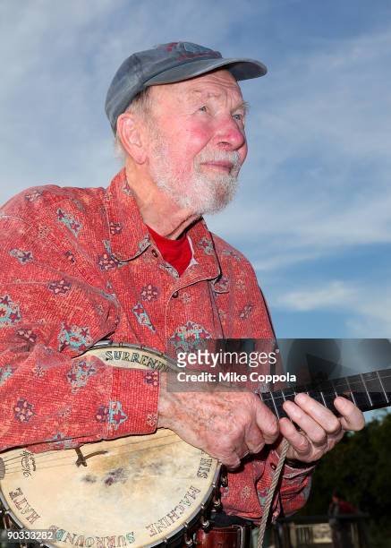 Folk singer-songwriter Pete Seeger attends the 2009 Dorothy and Lillian Gish Prize special outdoor tribute at Hunts Point Riverside Park on September...