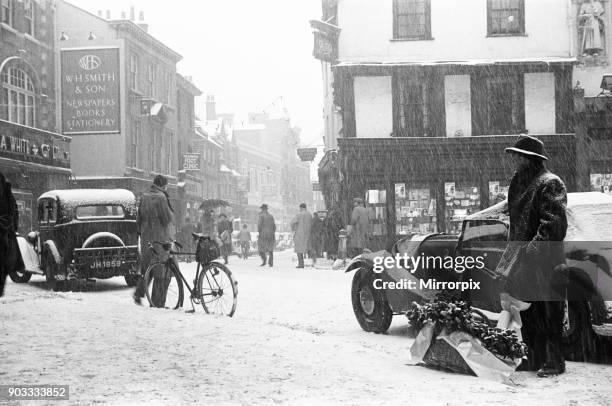 Shoppers seen here at Kingston braving the snow. January 1939.