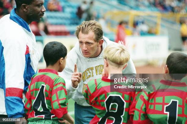 The first Huddersfield Giants home game at McAlpine stadium. A Steve Williams pep talk at half time for his Deighton Juniors. 28th August 1994. .