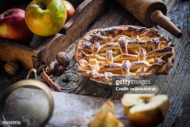 zelfgemaakte appeltaart op een houten ondergrond - old fashioned thanksgiving stockfoto's en -beelden