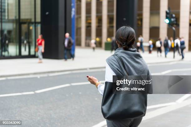 unterwegs telefonieren - schwarze handtasche stock-fotos und bilder