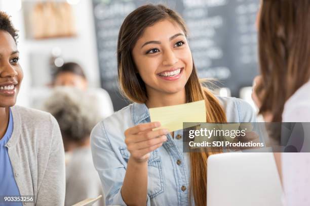 college mädchen studie für prüfung im coffee-shop - register stock-fotos und bilder