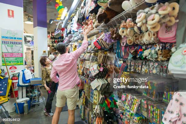 bezoekende paddy's markt sydney - lypseaus2015 stockfoto's en -beelden