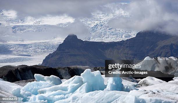 icebergs on glacial lagoon - breidamerkurjokull glacier stock pictures, royalty-free photos & images
