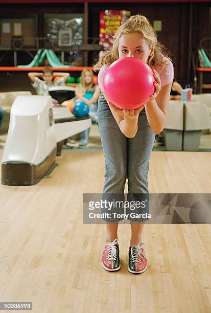 bowling kids 4 - bowlingbahn stock-fotos und bilder