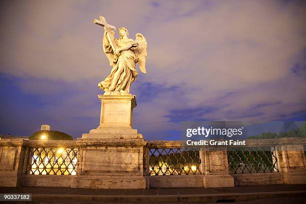 angel statue on bridgeway - ponte sant'angelo - fotografias e filmes do acervo