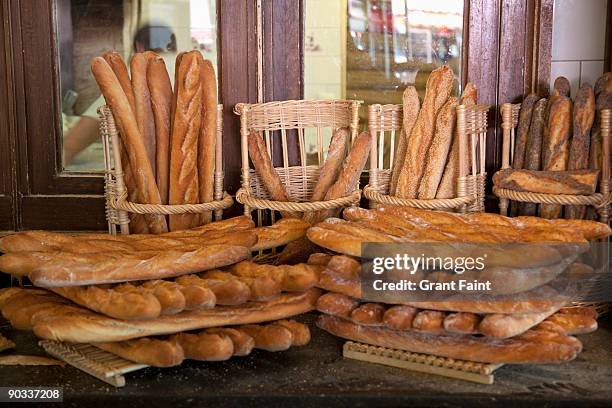 french bread display - boulangerie paris foto e immagini stock