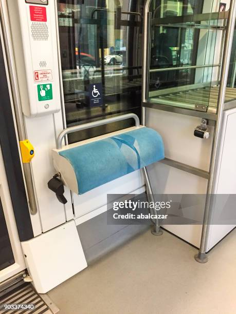 rollstuhl platz bei dubai straßenbahnwagen - dubai tram stock-fotos und bilder