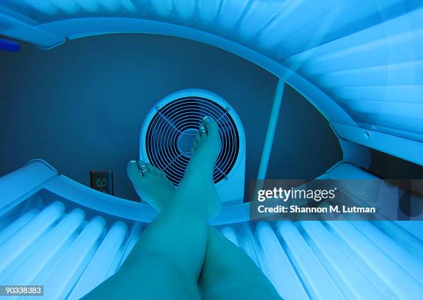 tanning bed legs - zonnebank stockfoto's en -beelden