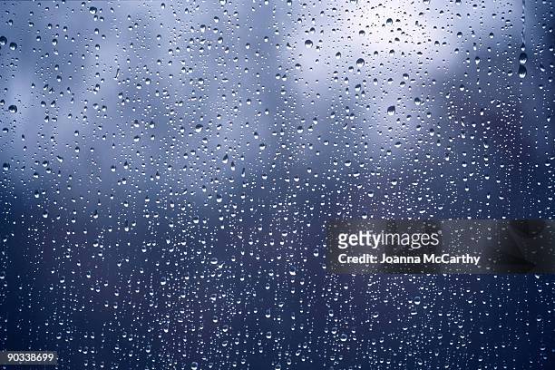 raindrops on widow glass - shower 個照片及圖片檔