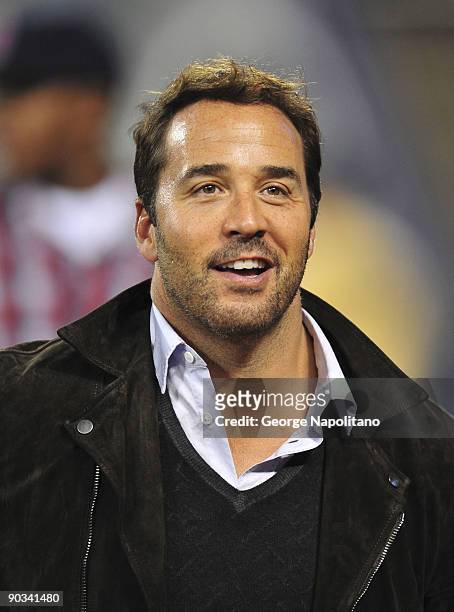 Actor Jeremy Piven attends the Philadelphia Eagles vs. New York Jets game at Meadowlands Sports Complex on September 3, 2009 in East Rutherford, New...