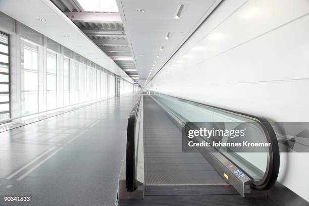 walkway at airport terminal - rollender bürgersteig stock-fotos und bilder