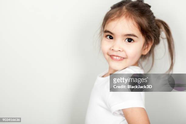 可愛的小女孩 - black shirt 個照片及圖片檔