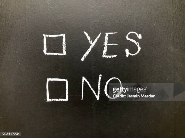 yes or no on black board - parola no foto e immagini stock