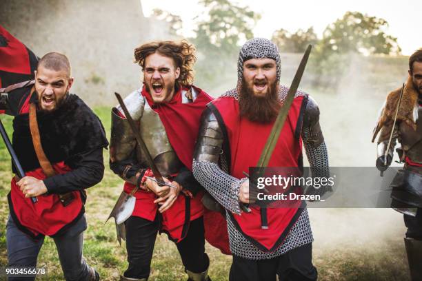 grupo de valientes héroes en la época medieval va a la guerra - good; times bad times fotografías e imágenes de stock