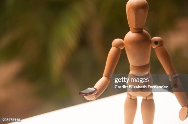 wooden man - muñeca juguete fotografías e imágenes de stock
