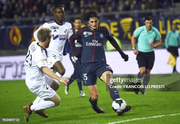 Paris Saint-Germain's French midfielder Adrien Rabiot vies for the ball with Amiens' French defender Julien Ielsch and Amiens' Beninese defender...