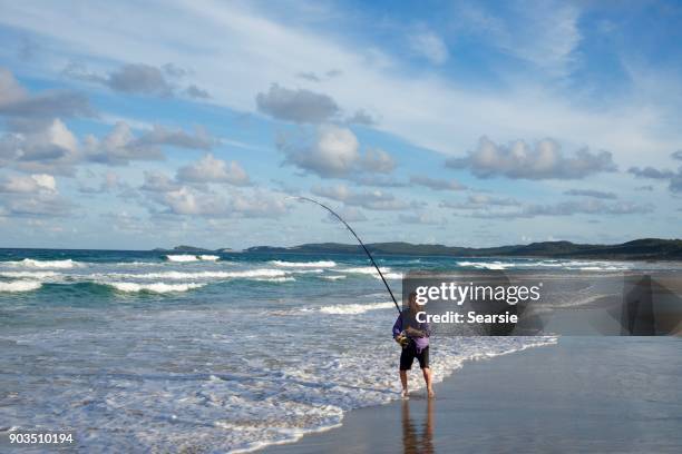 angeln auf fraser island bei sonnenuntergang strand - angel island stock-fotos und bilder