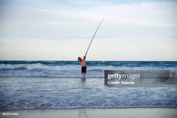 angeln auf fraser island bei sonnenuntergang strand - angel island stock-fotos und bilder