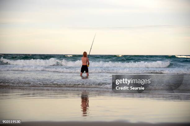 stränder fiske på fraser island vid solnedgången - surf casting bildbanksfoton och bilder