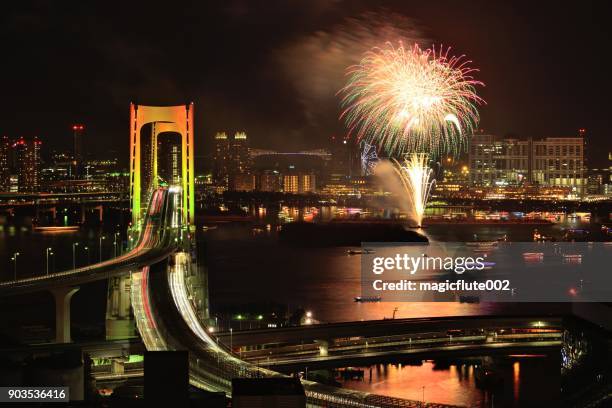 feuerwerk und stadtbild der tokyo bay area - stadtteil koto stock-fotos und bilder