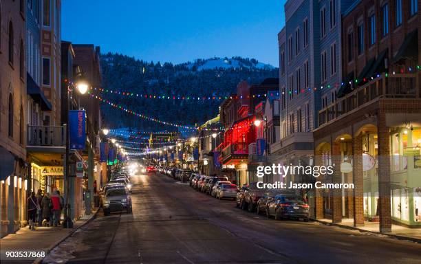 park city and the mountain behind - sundance film festival 2018 stockfoto's en -beelden