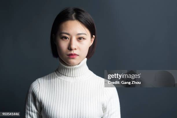 joven asiática retrato femenino, - chinese people posing for camera fotografías e imágenes de stock