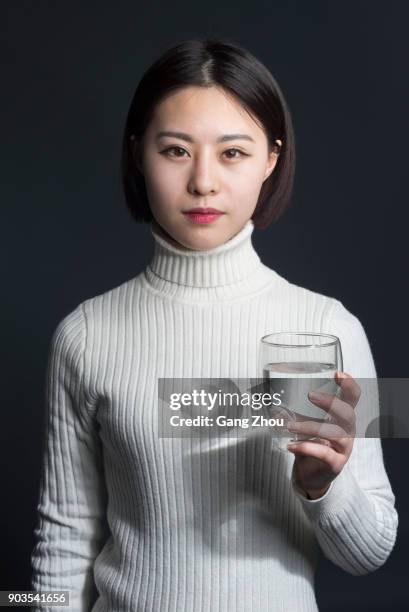 jonge aziatische vrouw met gezuiverd water, portret - purified water stockfoto's en -beelden