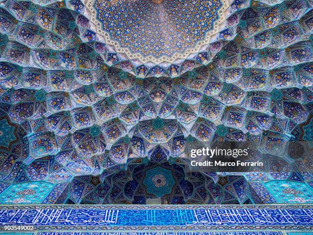 islamic patterns and mosaics, decorative vaulting in the iwan entrance of emam mosque, isfahan, iran - mesquita emam - fotografias e filmes do acervo