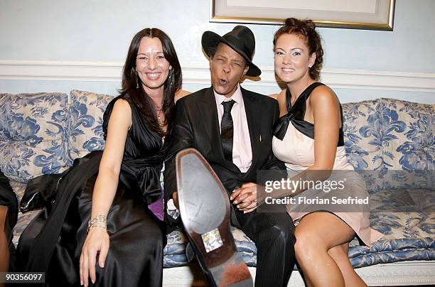 Anja Lukaseder, singer Marla Glen and wife Sabrina Conley attend the 'UNICEF-Gala' at Park Hotel on September 5, 2009 in Bremen, Germany.