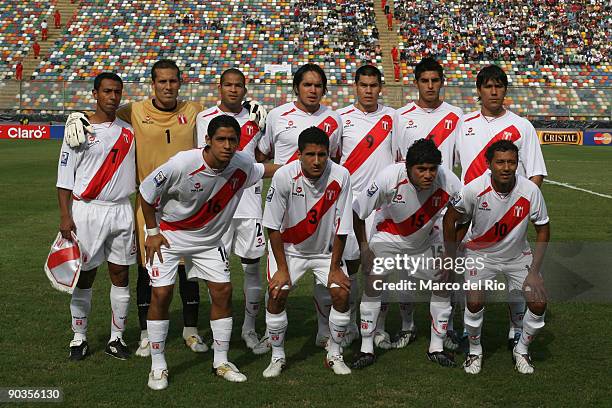 Peru's players pose for a picture during their FIFA 2010 World Cup Qualifying match against Uruguay at the Monumental Stadium on September 5, 2009 in...